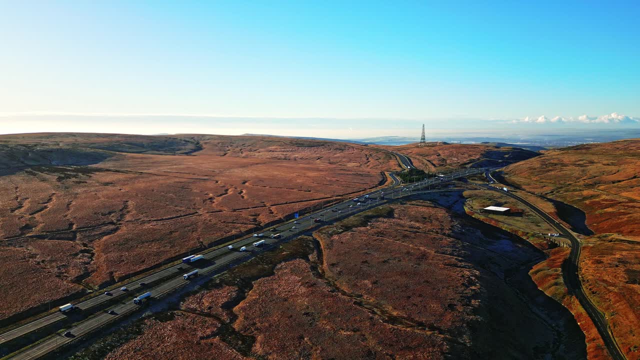 vista aérea de los páramos en movimiento de saddleworth moor, la autopista m62 y la carretera ripponden