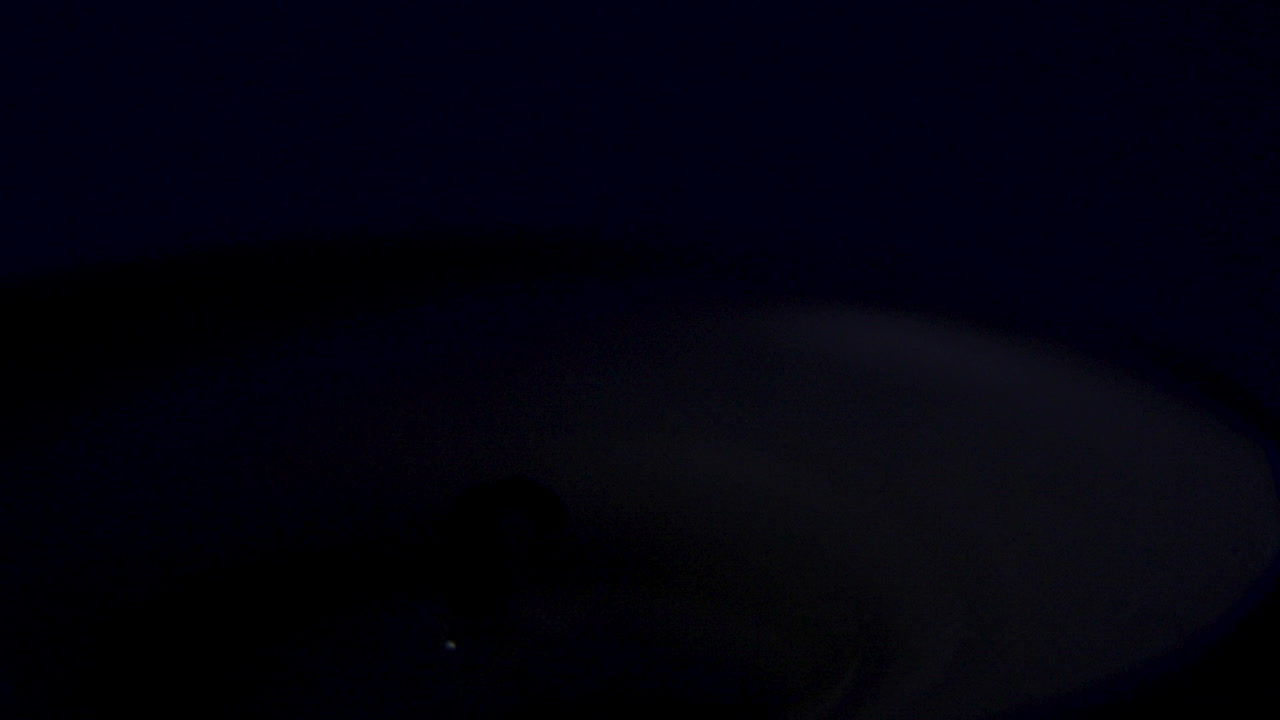 un primer plano de una vela siendo apagada