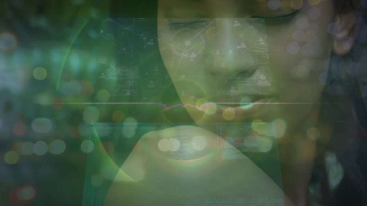 Animação de dados em telas digitais movendo-se sobre o rosto de uma mulher caucasiana
