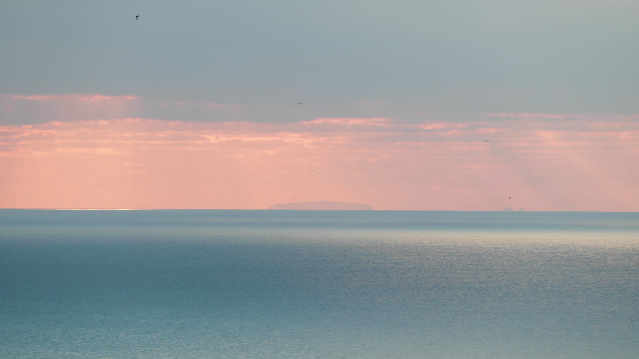 포르투갈 전역의 나자레의 잔잔한 푸른 파도 위로 일몰