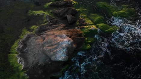 Subir-Y-Girar-Toma-Aérea-Sobre-Roca-En-El-Mar-Al-Atardecer