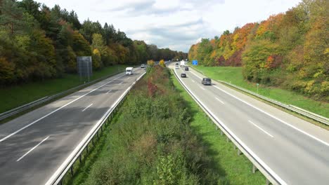 Schnell-Fahrende-Autos-Auf-Einer-Deutschen-Autobahn-In-Der-Herbstsaison---Dynamisch-Herauszoomen