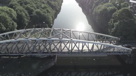 Malerische-Altmodische-Stahlgewölbte-Fußgängerbrücke-über-Den-Manchester-Schiffskanal-Bei-Sonnenaufgang