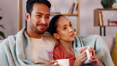 Viendo-Televisión,-Relájese-Y-Hablando-En-Casa,-Pareja-Mira