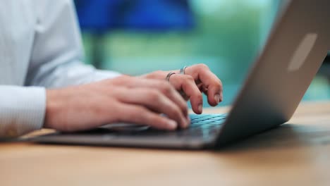 precisión de negocios: manos masculinas escribiendo en el teclado de macbook