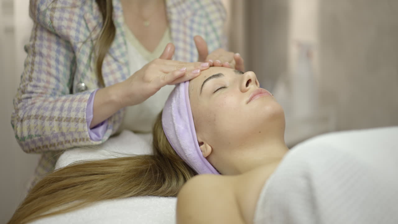 mujer recibiendo un tratamiento facial en un spa
