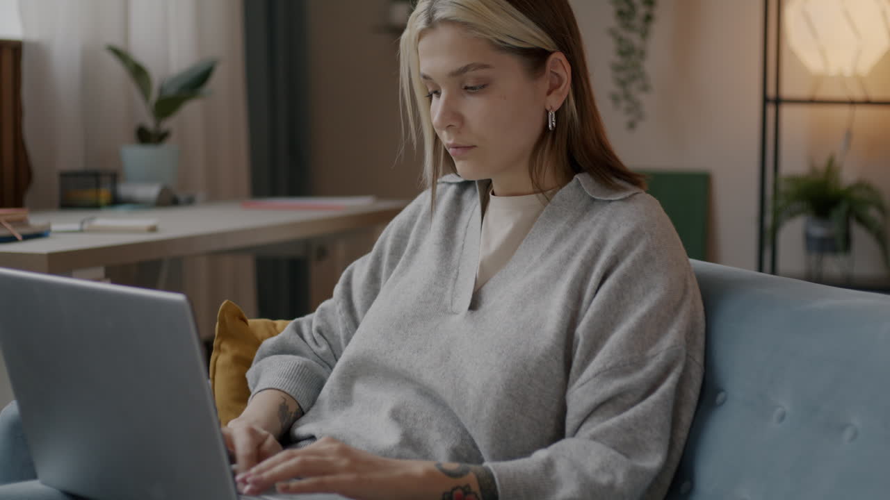 집에서 노트북으로 일하는 젊은 여성