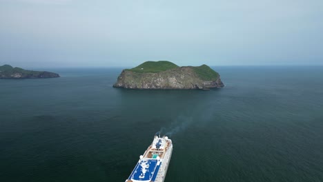 crucero que parte de una isla remota basada en el océano atlántico, cerca de la costa de islandia