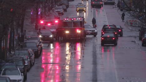 Cámara-Lenta-Del-Tráfico-De-Nueva-York-Con-Camión-De-Bomberos-Y-Ambulancia-En-Una-Calle-Principal-Mojada-De-Manhattan