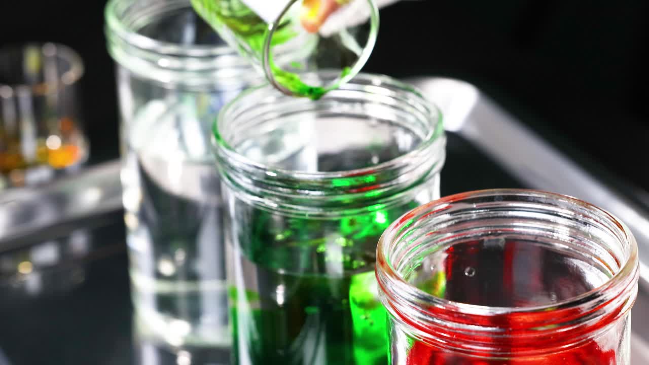 초록색 염료를 항아리에 담은 은 물에 부어 넣는다.