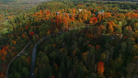 Alta-Vista-Panorámica-Aérea-De-Un-Bosque-En-Hermosos-Colores-De-Otoño