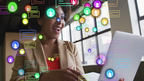 animación del procesamiento de datos de las redes sociales sobre una mujer de negocios afroamericana en la oficina
