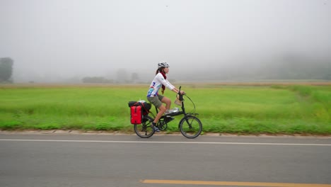 Viajando-Por-Las-Zonas-Rurales-De-Tailandia-En-Un-Ciclo-Plegable