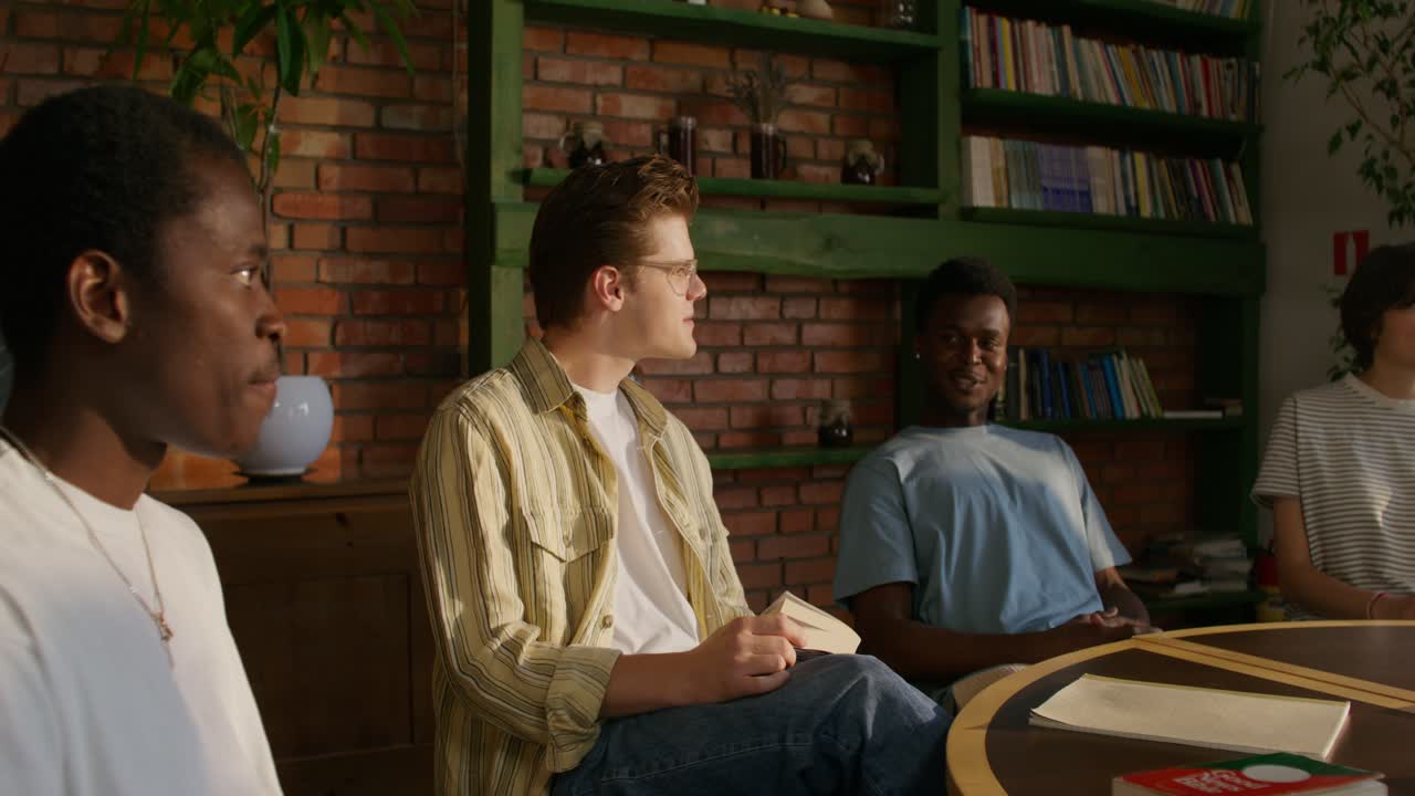 discussão em grupo num café