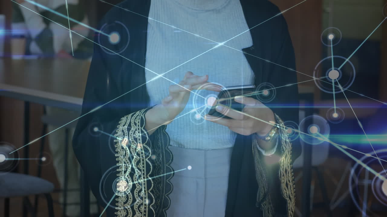 animación de redes de conexiones a través de mujeres de negocios biraciales que usan teléfonos inteligentes en la oficina