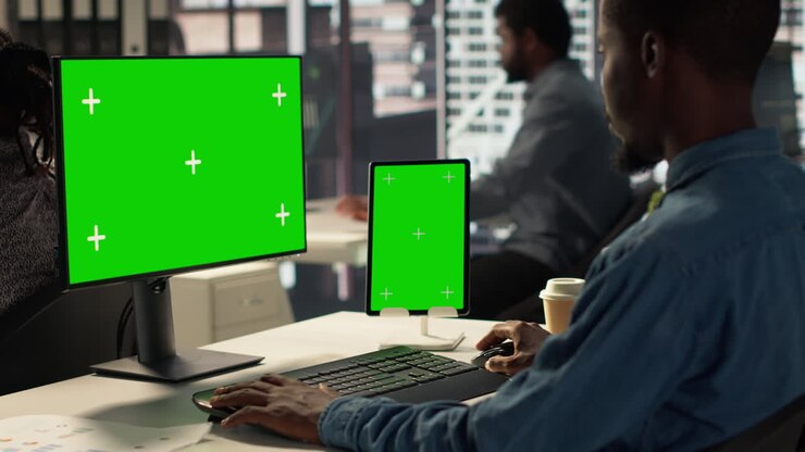Person, die im Büro am Computer arbeitet