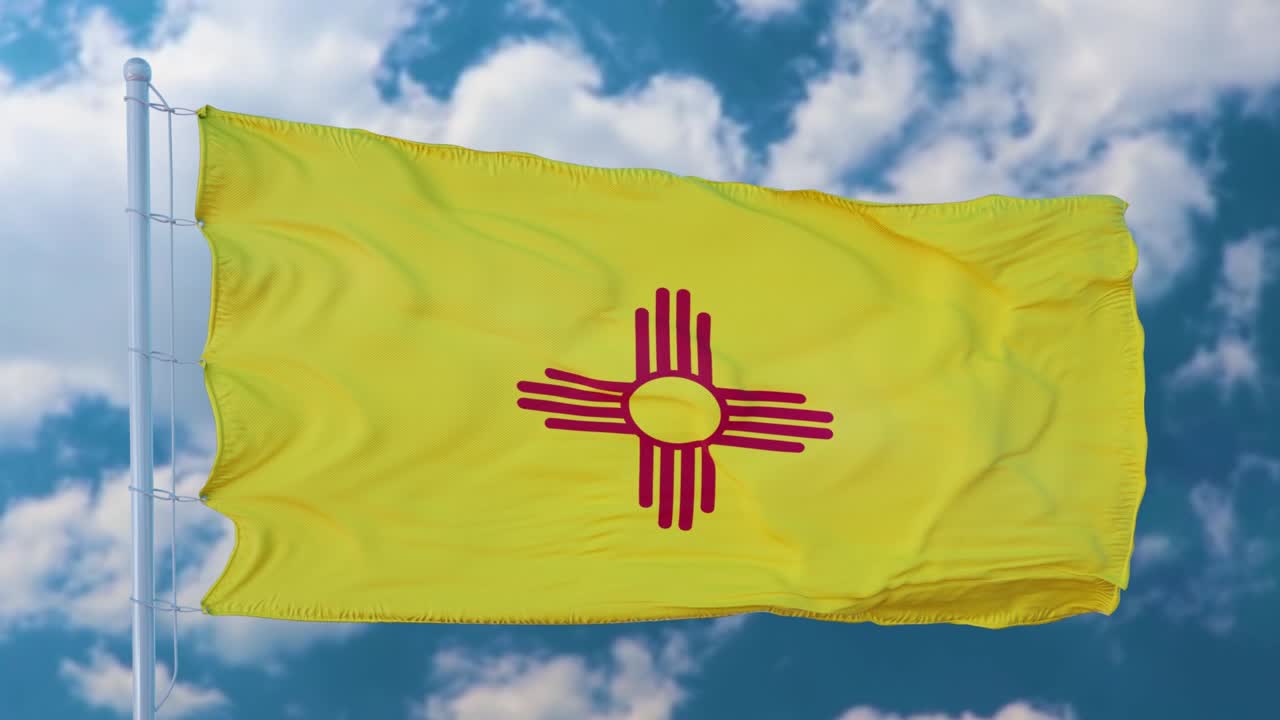 bandera de nuevo mexico en un asta de bandera ondeando en el viento, fondo de cielo azul