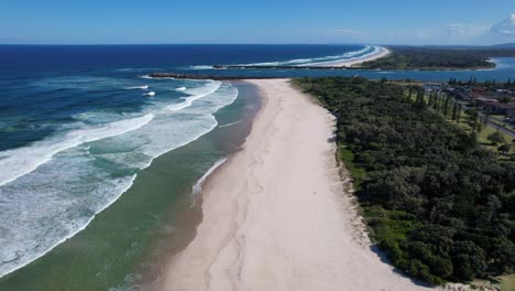 Orilla-De-Arena-Blanca-De-Lighthouse-Beach,-Ballina-En-Nueva-Gales-Del-Sur,-Australia---Toma-Aérea