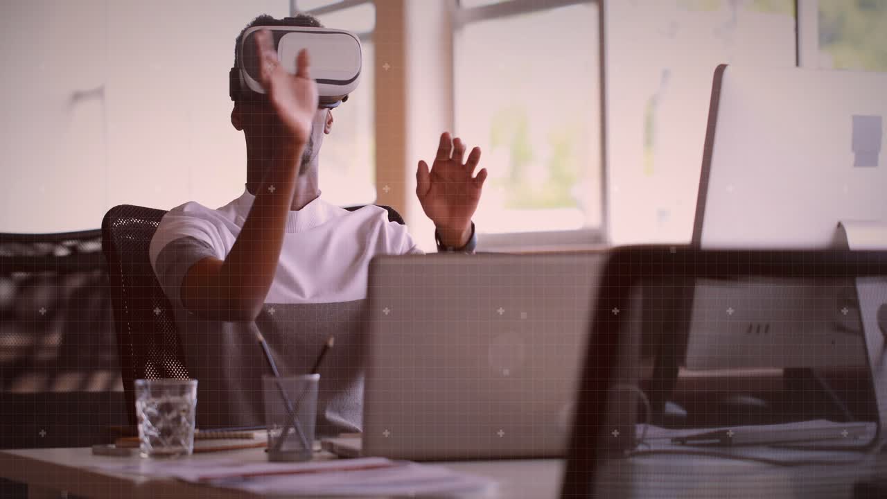 Muž si nasazuje VR headset na oči a spouští virtuální relaci s liniemi mřížky