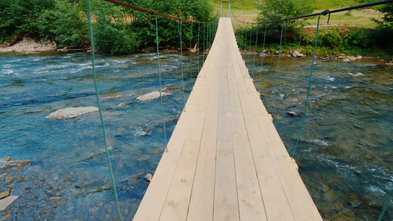 거친 산 강을 건너 흔들리는 다리 위를 걷다