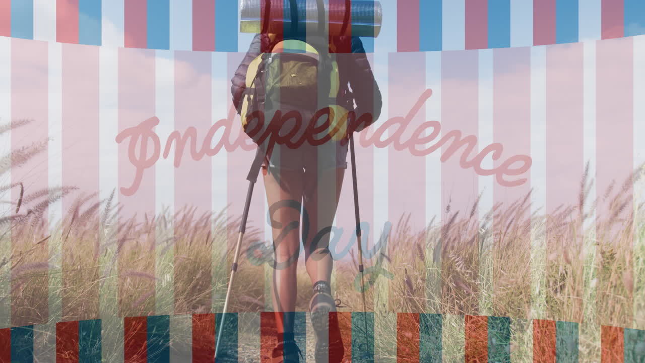 독립기념일 텍스트의 애니메이션 두 인종의 여성 하이킹