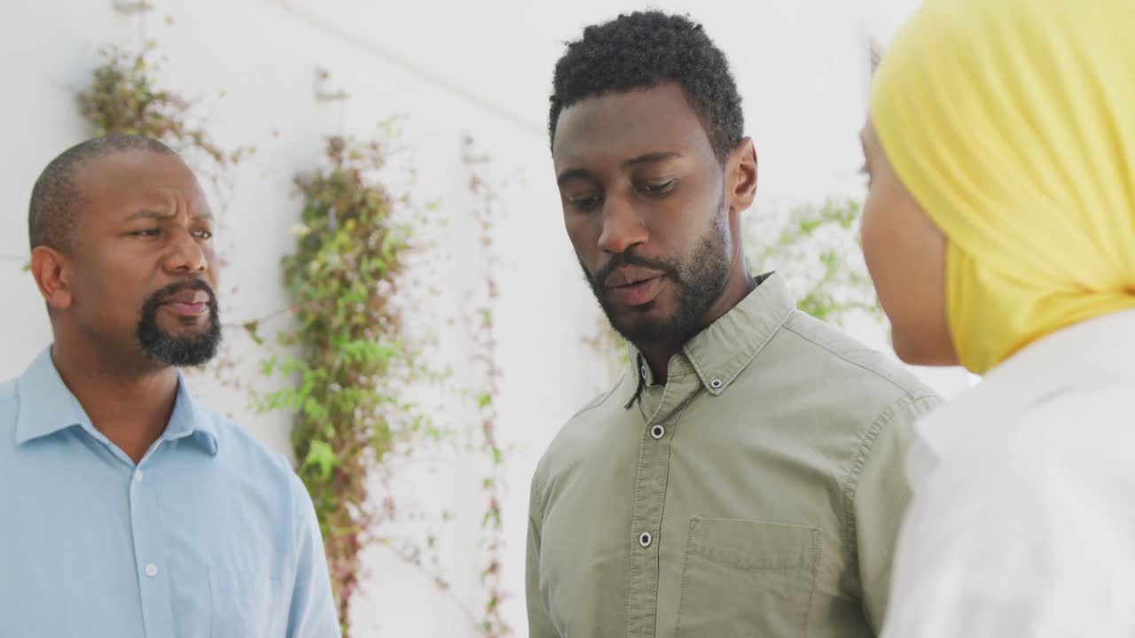 personas de negocios felices y diversas discutiendo el trabajo en la oficina, cámara lenta