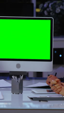 hombres de negocios mirando la computadora