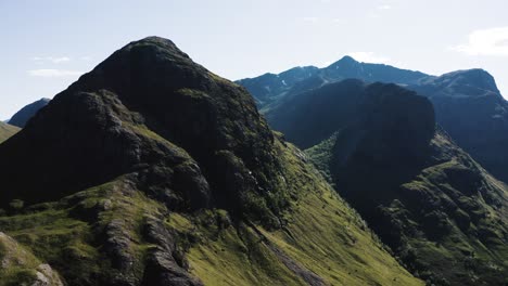 스코틀랜드의 글렌코 리 (glencoe valley) 에 있는 산꼭대기의 드론 촬영