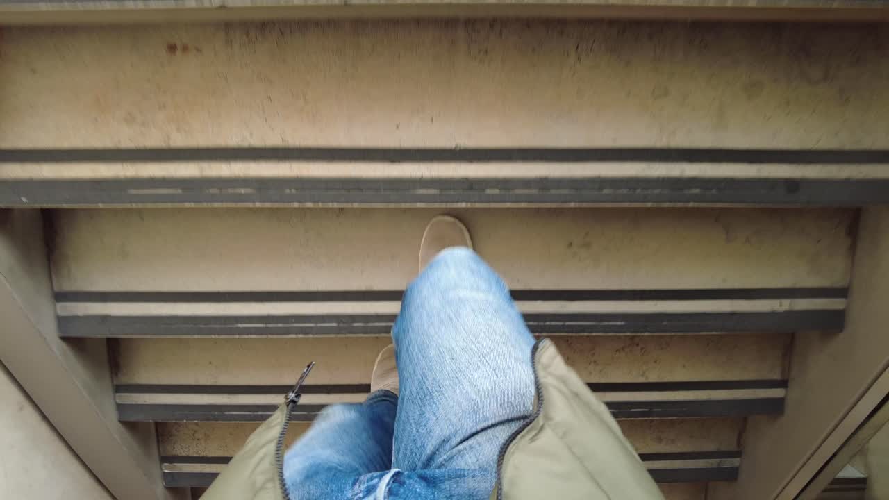 계단 을 올라가는 사람