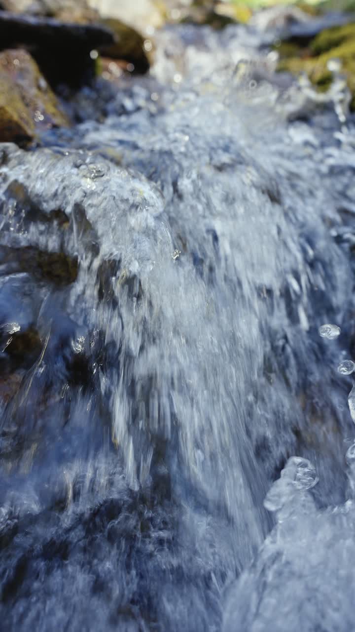 Torrente di montagna impetuoso sulle rocce