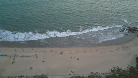 Chapora-Stranddrohne-Bewegt-Den-Aufzug-Nach-Rechts,-Draufsicht-In-Goa,-Indien