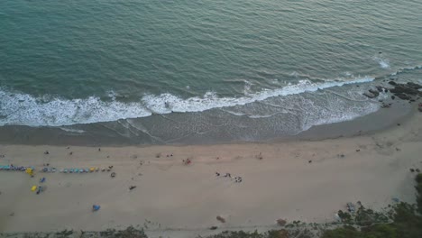 drone de la playa de chapora moviendo el ascensor a la derecha vista superior en goa india