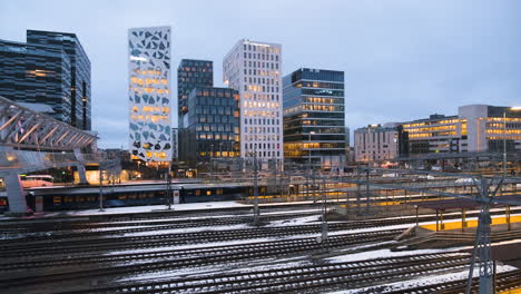 vista nocturna del distrito de código de barras y la estación central de oslo en el centro de oslo, noruega