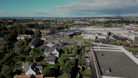 Centro-Comercial-La-Madeleine,-Saint-malo-En-Francia.-Aéreo-Hacia-Adelante