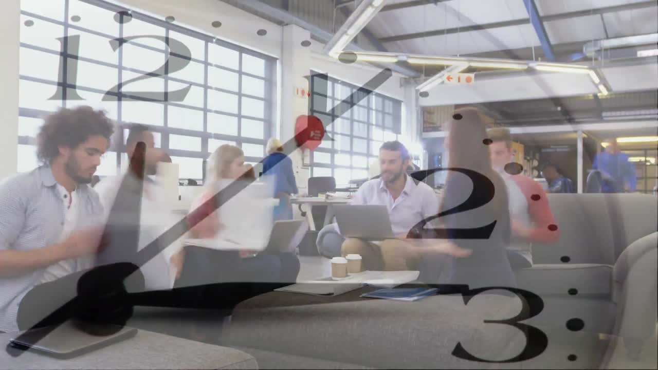 바쁜 사무실 에서 대화 하는 동료 들