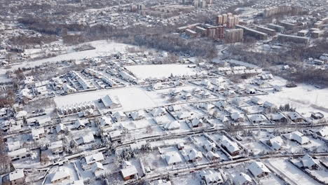 Vuelo-De-Drones-Sobre-La-Ciudad-En-Polonia-Durante-El-Día-Soleado-De-Invierno