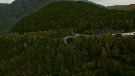 Un-Dron-Sobrevuela-La-Plataforma-De-Observación-Stegastein-En-Noruega-Bajo-Un-Cielo-Nublado