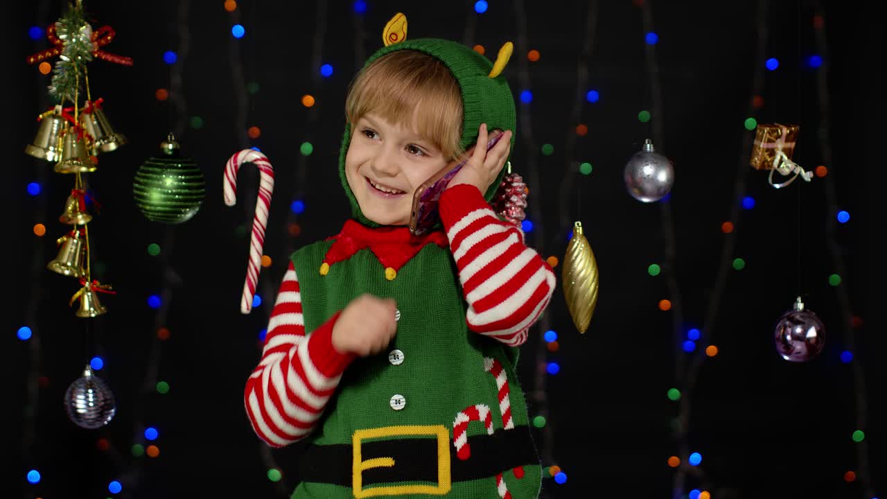 Malé dítě oblečené jako elf na Vánoce.
