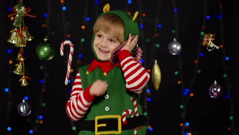 un niño vestido de elfo para navidad