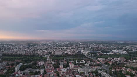 impresionante toma aérea de drones de la ciudad de plovdiv, volando por encima de los tejados