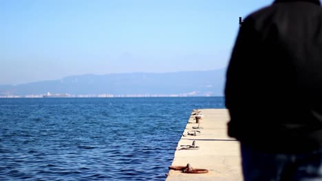 tristeza sola silueta del hombre con vista al mar 6