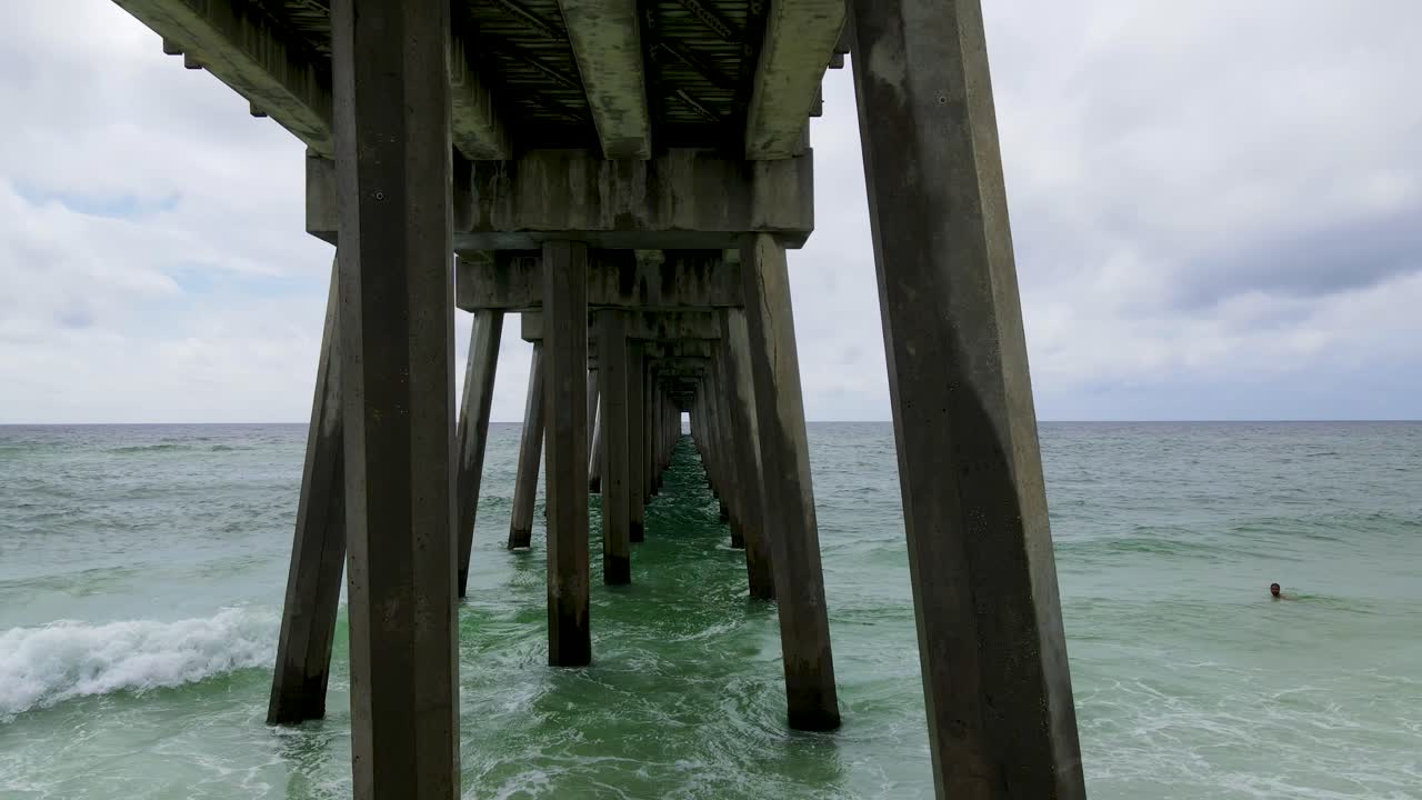 increíble vista aérea volando debajo del muelle de la playa de pensacola en florida
