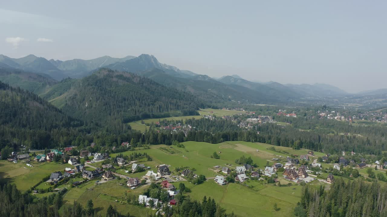 panorama de aldeas en medio de las montañas alpinas en cyrhla, región de podhale, polonia