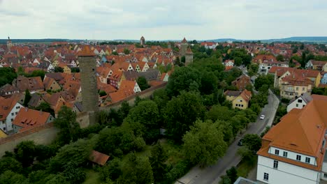 video de drones aéreos de 4k de las torres de azufre, hohenner, röderturm y thomas en la ciudad amurallada de rothenburg, alemania