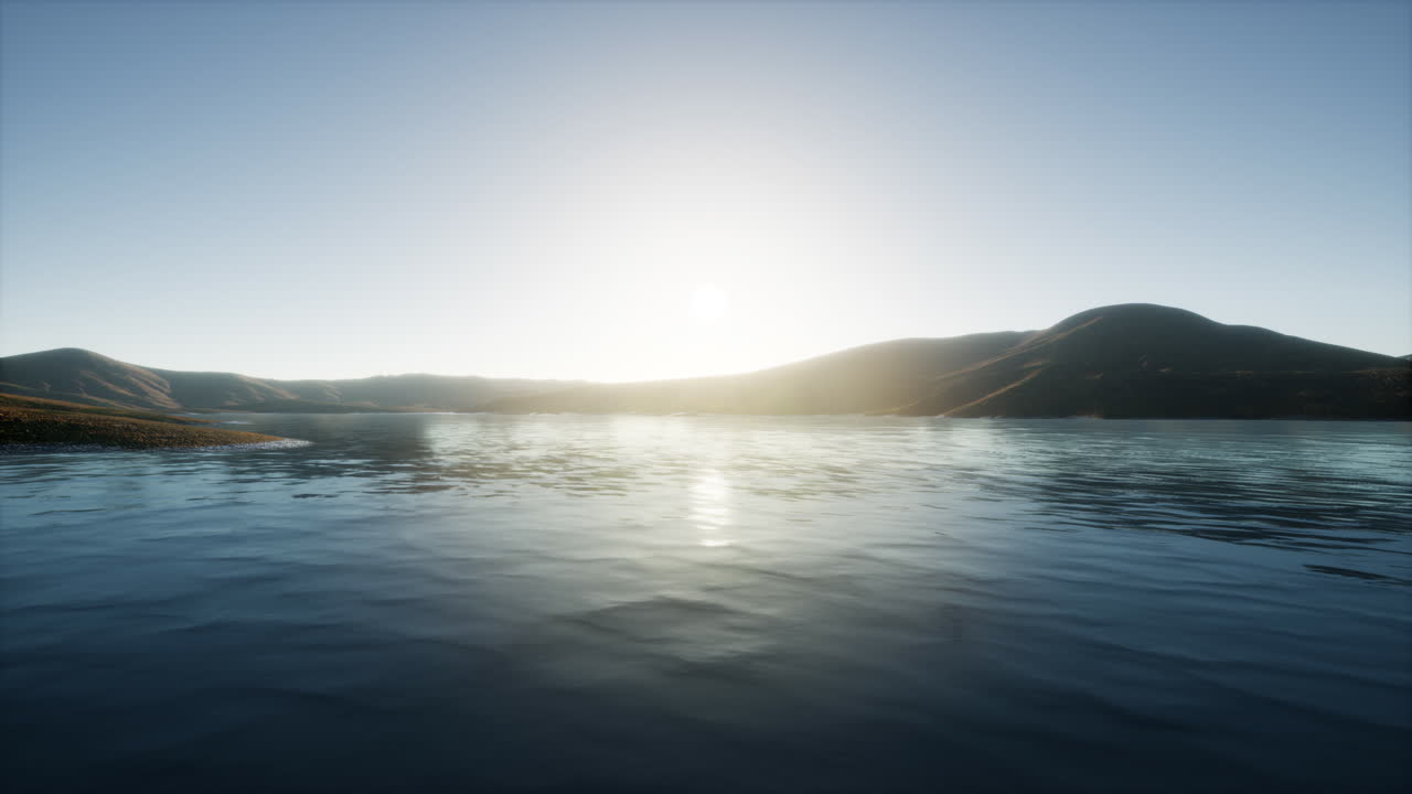 해가 지는 아름다운 평온한 호수