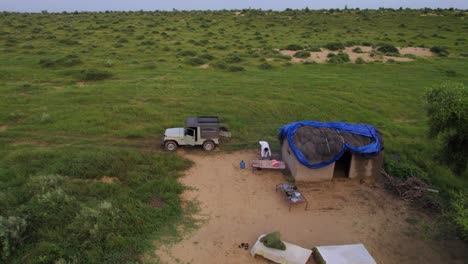 Aerial-view-of-berber-man-preparing-dinner-in-Thar-desert-camp,-Jaisalmer