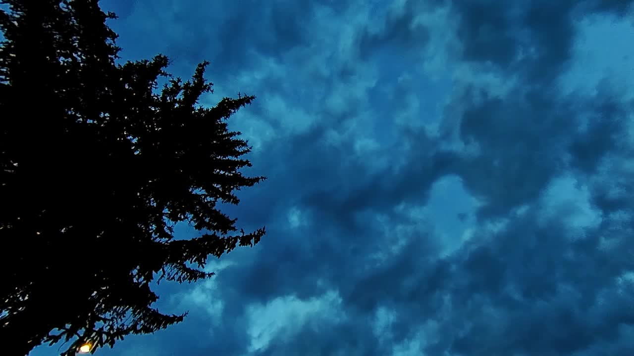 클라우드 모션으로 저녁부터 밤까지의 시간 경과, 낮은 각도로 올려다보기