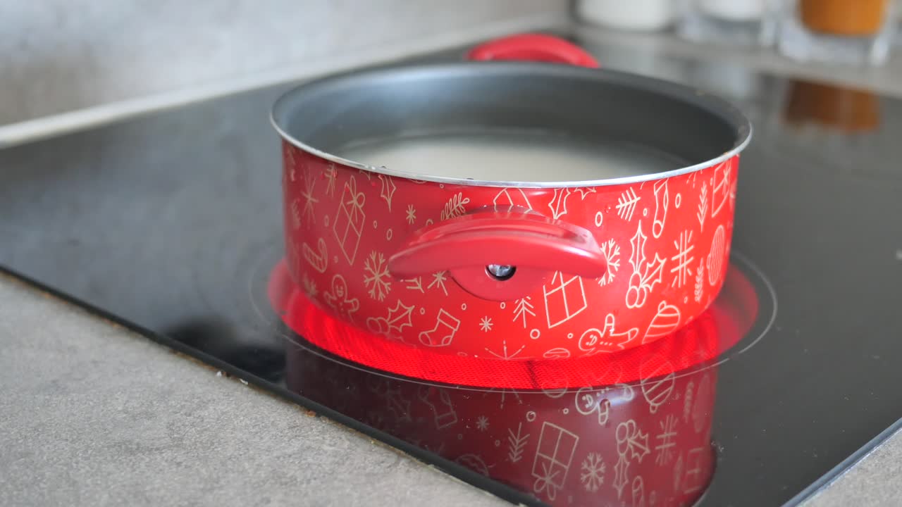 cocinando con una olla de navidad roja