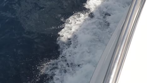 maremoto de cierre de olas de yates a motor