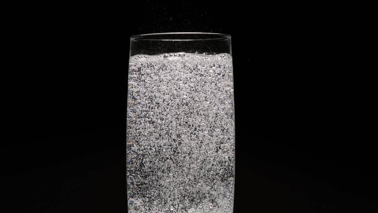 Acqua minerale effervescente nel bicchiere. Girato con telecamera super slow motion a 1000 fps